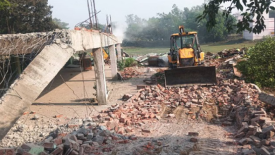 Photo of 12 वर्ष पहले बनी मस्जिद में गरजा बुलडोजर, आसपास पूरे क्षेत्र में तैनात रही पुलिस