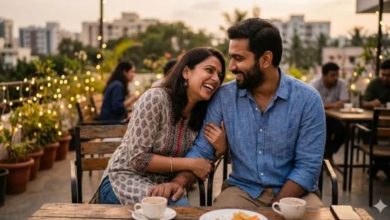 Photo of सिर्फ पास बैठना काफी नहीं, ये 6 इशारे बताते हैं पार्टनर दिल से एन्जॉय कर रहा है आपकी कंपनी