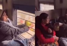 Photo of  नारियल को ट्रेन की खिड़की से अंदर खींचने की कोशिश करता शख्स
