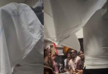 Photo of ट्रेन का कोच बना लाइव रियलिटी शो, तेज म्यूजिक पर डांस करते हुए रील बनाता परिवार