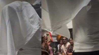 Photo of ट्रेन का कोच बना लाइव रियलिटी शो, तेज म्यूजिक पर डांस करते हुए रील बनाता परिवार