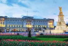 Photo of एक मजबूरी के कारण पहली बार जनता के लिए खोले गए थे बकिंघम पैलेस के दरवाजे