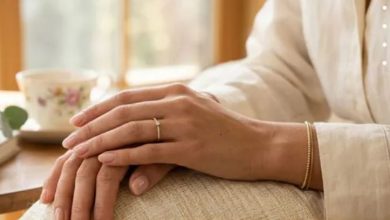 Photo of चेहरे पर ग्लो लेकिन हाथों पर झुर्रियां? महिलाओं के दिल में बैठ रहा ‘ओल्ड लेडी हैंड्स’ का डर