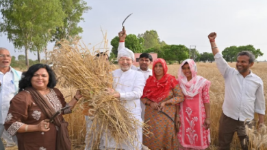 Photo of सहकारिता मंत्री डॉ अरविंद शर्मा ने की लामणी, पत्नी के साथ सोनीपत में गांव बिधल के खेतों में पहुंचे