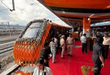 Photo of  रेल मंत्री ने दिखाई हरी झंडी, जम्मू से श्रीनगर तक 20 कोच वाली वंदे भारत एक्सप्रेस रवाना