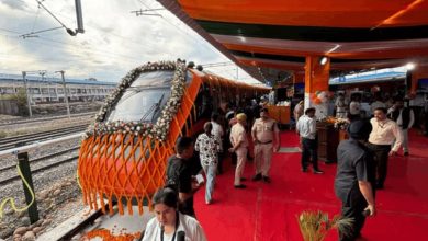 Photo of  रेल मंत्री ने दिखाई हरी झंडी, जम्मू से श्रीनगर तक 20 कोच वाली वंदे भारत एक्सप्रेस रवाना