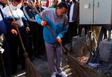 Photo of सीएम धामी ने लगाया झाड़ू, मंत्री-विधायकों से साथ मिलकर बल्लूपुर चौक पर चलाया स्वच्छता अभियान