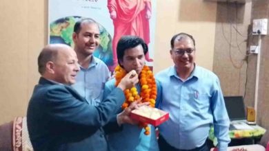 Photo of UK Board: बाइक स्पेयर पार्ट की दुकान पर काम करते हैं पिता, बेटे ने खामोशी से की मेहनत