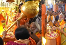 Photo of हनुमान जन्मोत्सव पर दिल्ली के मंदिरों में उमड़ी भारी भीड़, करोल बाग मंदिर पहुंची CM रेखा