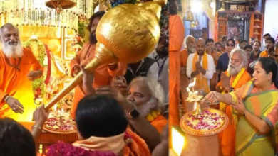 Photo of हनुमान जन्मोत्सव पर दिल्ली के मंदिरों में उमड़ी भारी भीड़, करोल बाग मंदिर पहुंची CM रेखा