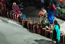 Photo of घनसाली में गैस सिलिंडर के लिए आधी रात एजेंसी के बाहर उमड़ी भीड़