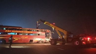 Photo of बदायूं में गंगा एक्सप्रेसवे पर भीषण हादसा: टायर फटने से पलटी स्लीपर बस