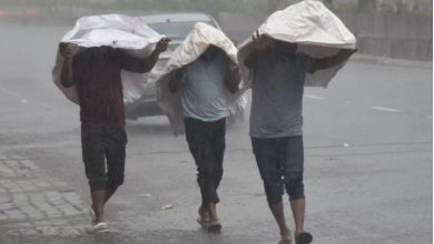 Photo of घाटी में तूफान ने उड़ाई छतें, बारिश ने गिराया 7.7 डिग्री पारा