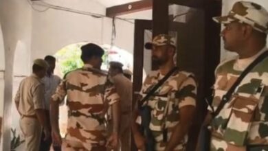 Photo of  ITBP के जवानों ने घेरा कमिश्नर दफ्तर; जवान की मां का हाथ काटने के मामले में CMO को भी उठा लाए
