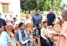 Photo of गोरखपुर जनता दर्शन में पहुंचे 200 फरियादी: इलाज के लिए खुलेगा सरकारी खजाना