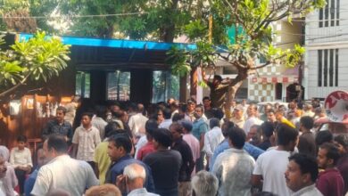 Photo of इंदौर में जल संकट को लेकर विधायक के घर पर प्रदर्शन, भाजपा पार्षद के साथ पहुंचे रहवासी