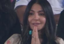 Photo of मैदान में Virat Kohli, इधर स्टैंड्स में ‘राधा’ नामजप करती नजर आईं अनुष्का शर्मा