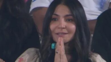 Photo of मैदान में Virat Kohli, इधर स्टैंड्स में ‘राधा’ नामजप करती नजर आईं अनुष्का शर्मा