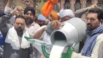 Photo of मिलावटखोरी के खिलाफ प्रदर्शन: अमृतसर में सड़क पर बहाया 80 लीटर दूध