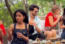 Photo of Cocktail 2 की टीम ने वड़ा पाव के साथ किया पोज तो भड़क गए यूजर्स