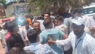 Photo of ताजमहल पार्किंग में हंगामा, पर्यटकों से ठगी के आरोप; इसलिए भिड़ गए ई-रिक्शा चालक और गाइड