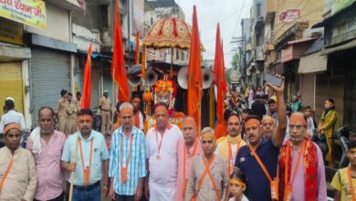 Photo of जलाभिषेक शोभायात्रा में उमड़े सैकड़ों शिवभक्त, अलखनाथ मंदिर में किया सामूहिक रुद्राभिषेक