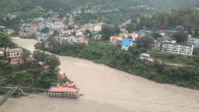 Photo of  भूस्खलन से सोनप्रयाग-गौरीकुंड हाईवे फिर बंद, दो स्थानों पर मलबा और बोल्डर आने से यातायात ठप