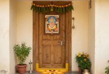 Photo of घर के मुख्य द्वार पर भगवान की तस्वीर लगाना कितना शुभ है?