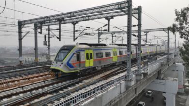 Photo of दिल्ली मेट्रो के ट्रैक पर पहुंचा यात्री: येलो लाइन पर ट्रेनों की रफ्तार थमी