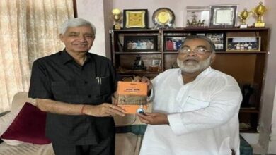 Photo of संविधान विशेषज्ञ राम नारायण यादव से मिले समाजसेवी आसिफ़ नूर क़ुरैशी