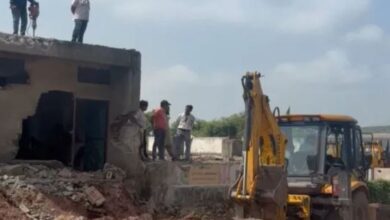 Photo of अवैध निर्माणों पर चला प्रशासन का पीला पंजा, 25 से अधिक अतिक्रमणों पर कार्रवाई