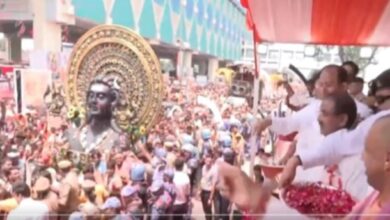 Photo of  मेरठ में सीएम योगी ने की कांवड़ियों पर पुष्प वर्षा; शिवभक्तों ने लगाए बोल बम के नारे