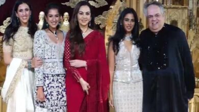 Photo of Nita Ambani की साड़ी पर टिकी नजर, ईशा-श्लोका-राधिका ने भी नहीं छोड़ी कसर